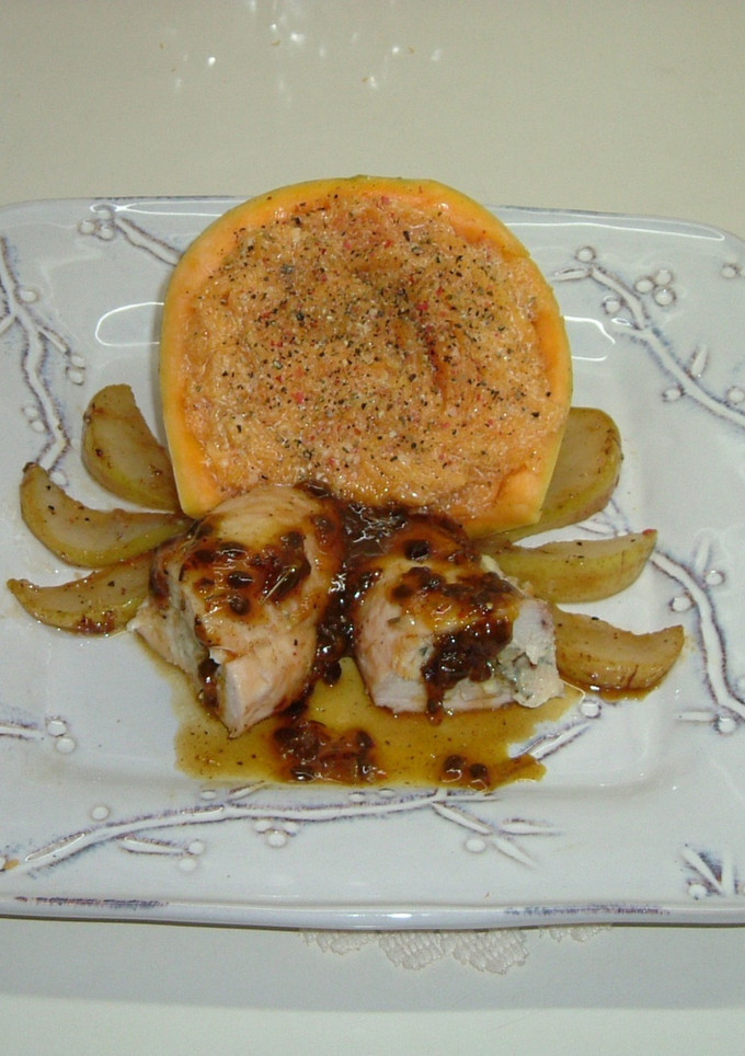 Una foto de Pechugas de la pasión con Delicias de Calabaza y peras acarameladas