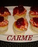 Vol-au-vent rellenos de queso de cabra y mermelada