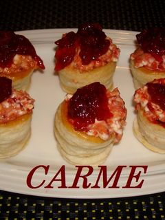 Una foto de Vol-au-vent rellenos de queso de cabra y mermelada