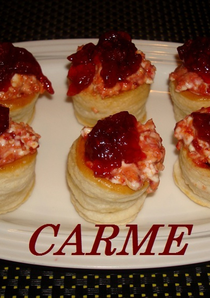 Una foto de Vol-au-vent rellenos de queso de cabra y mermelada
