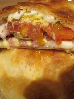 Foto principal de Calzone relleno con jamón, queso y aceitunas