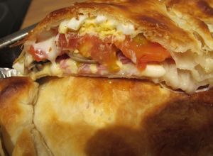 Foto principal de Calzone relleno con jamón, queso y aceitunas