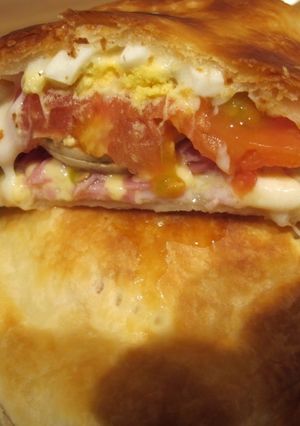 Una foto de Calzone relleno con jamón, queso y aceitunas