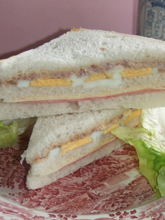 Una foto de Sándwich triple de foie gras con huevo duro y lacón