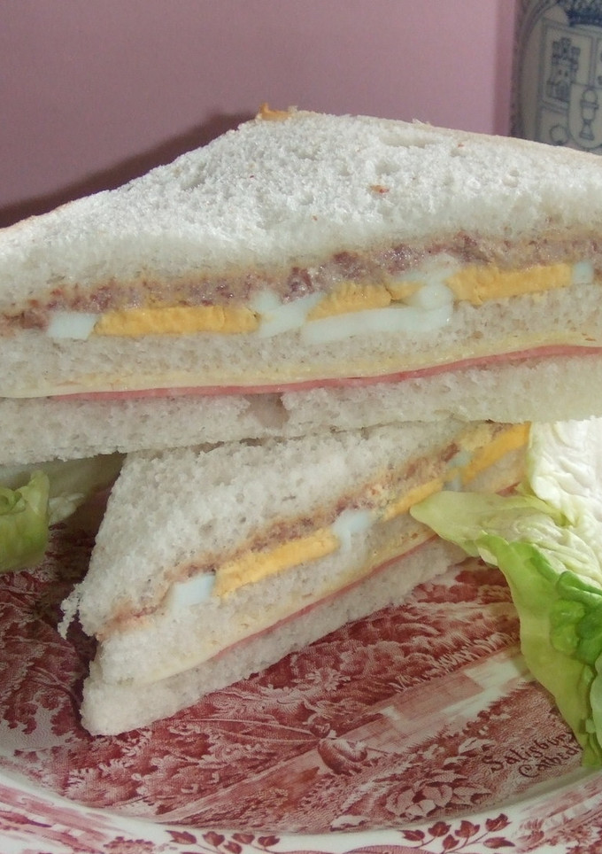 Una foto de Sándwich triple de foie gras con huevo duro y lacón