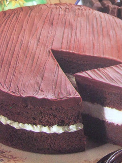 Una foto de Torta de chocolate y nueces con crema de naranja