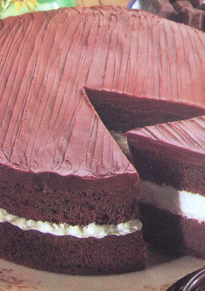 Una foto de Torta de chocolate y nueces con crema de naranja