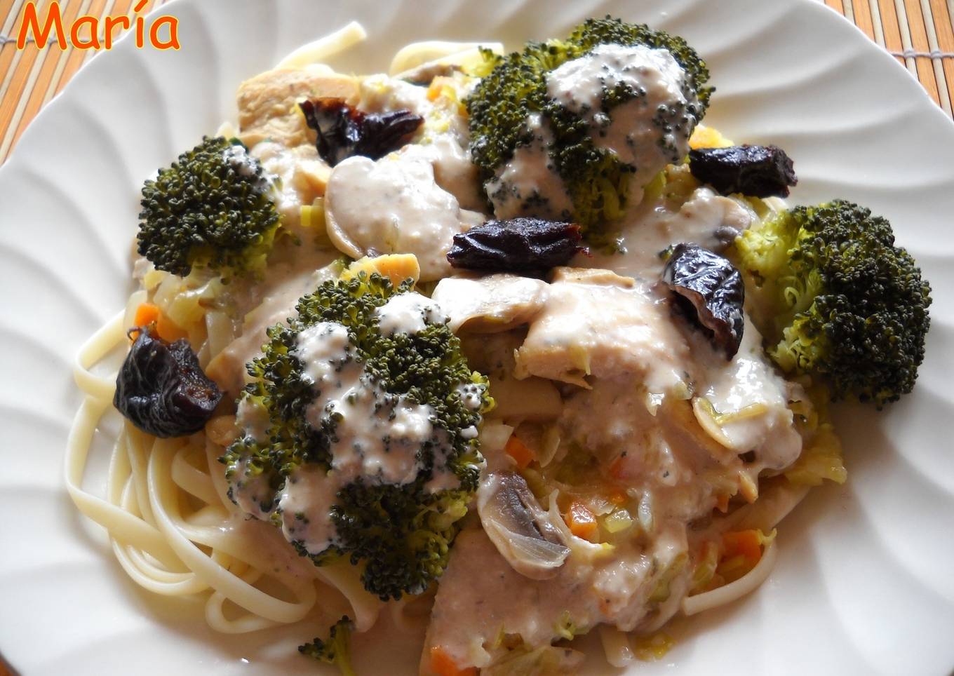 Espaguettis con ciruelas y salsa de anchoas<br />