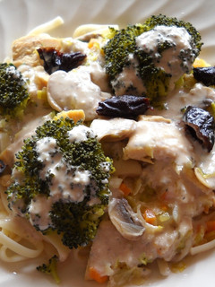 Una foto de Espaguettis con ciruelas y salsa de anchoas