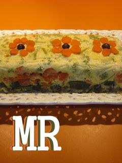 Una foto de Pastel de merluza y verdura con setas de temporada y aliño de tomates secos