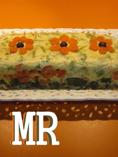 Una foto de Pastel de merluza y verdura con setas de temporada y aliño de tomates secos