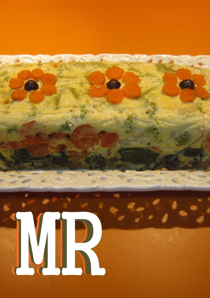 Una foto de Pastel de merluza y verdura con setas de temporada y aliño de tomates secos
