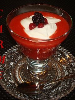 Una foto de Postre de crema de queso y salsa de fresones