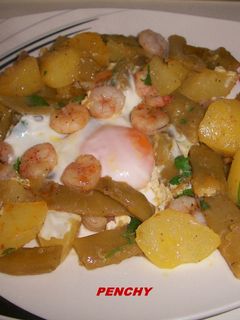 Una foto de Rehogado de patatas, judías verdes y gambas con huevo