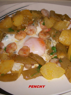 Una foto de Rehogado de patatas, judías verdes y gambas con huevo