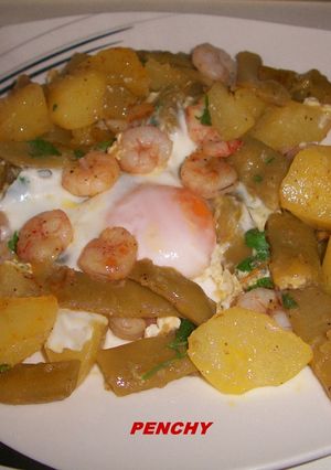 Una foto de Rehogado de patatas, judías verdes y gambas con huevo