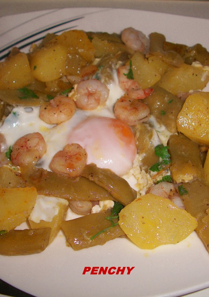 Una foto de Rehogado de patatas, judías verdes y gambas con huevo