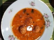 Una foto de alubias con chorizo y jamón