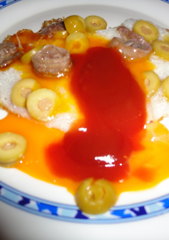 Una foto de Huevos con aceitunas y anchoas
