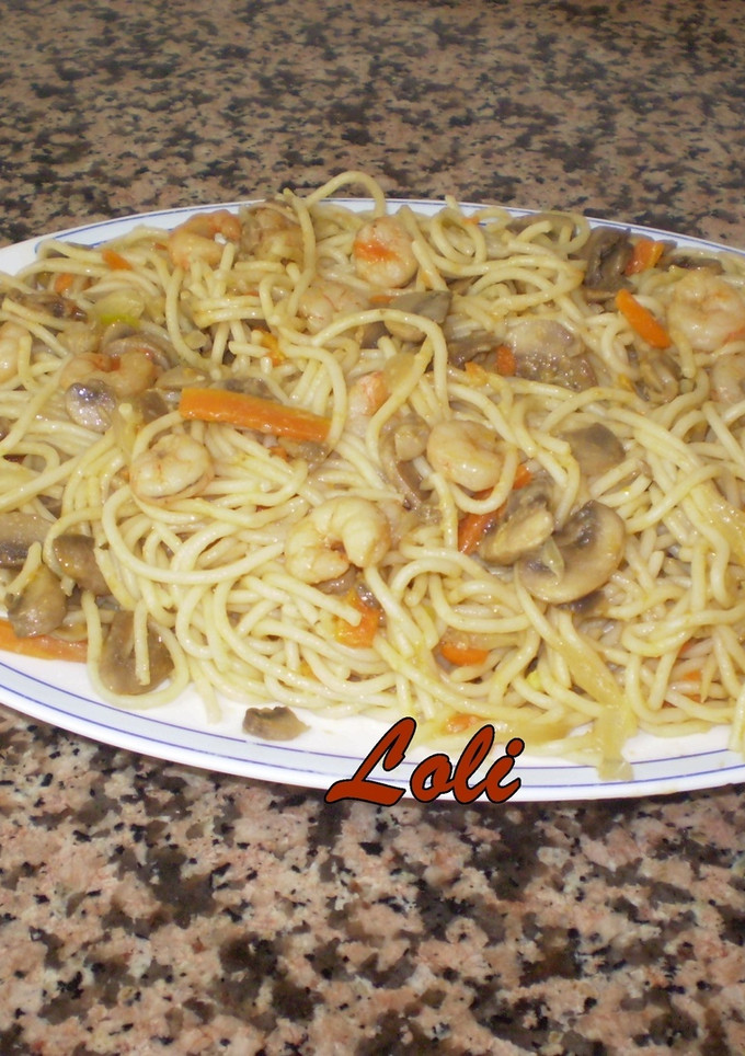 Una foto de Espaguetis con setas gambas y zanahoria