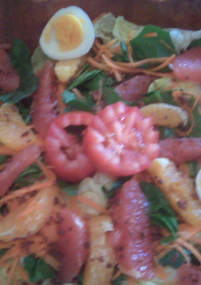 Una foto de Ensalada de lechuga, espinacas y cítricos