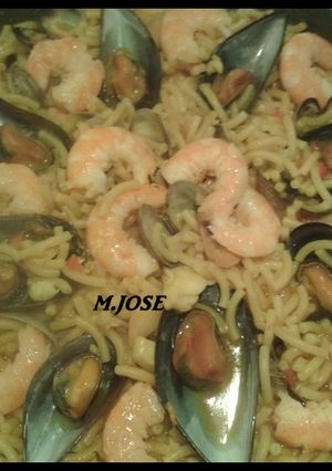 Una foto de Fideuà marinera