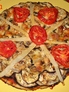 Una foto de Pizza de berenjena, caballa y espárragos