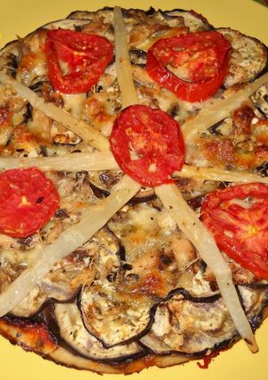 Una foto de Pizza de berenjena, caballa y espárragos