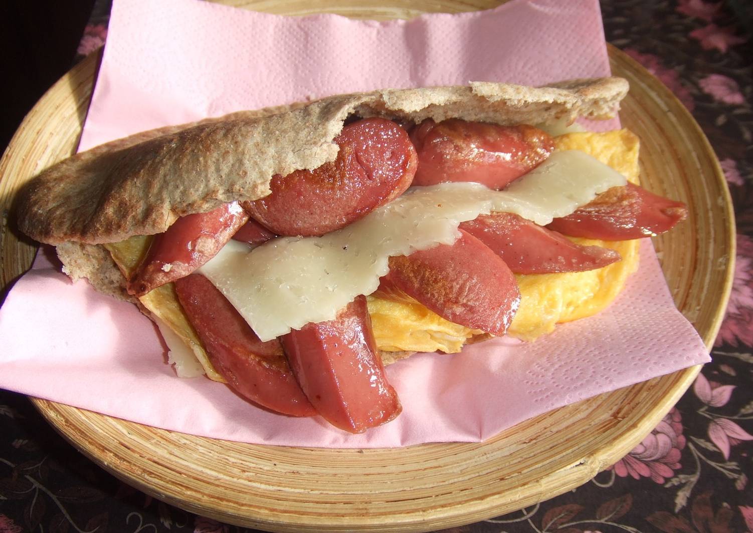 Pan pita relleno de salchichas, tortilla y queso havarti Receta de