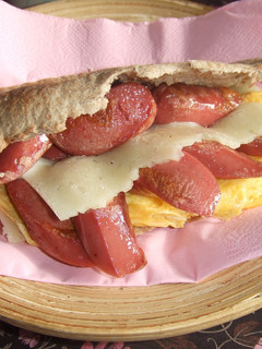Foto principal de Pan pita relleno de salchichas, tortilla y queso havarti