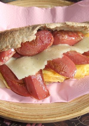 Una foto de Pan pita relleno de salchichas, tortilla y queso havarti