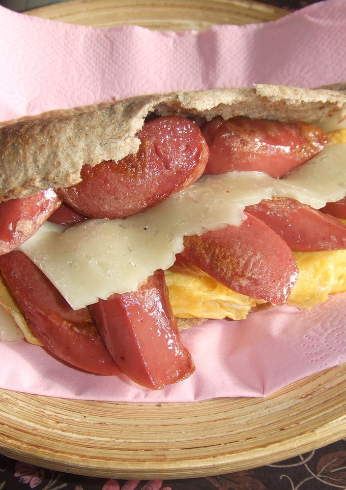 Una foto de Pan pita relleno de salchichas, tortilla y queso havarti