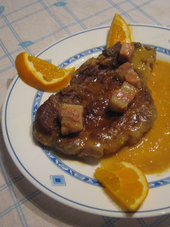 Una foto de Chuletas de cerdo a la cerveza y naranjas