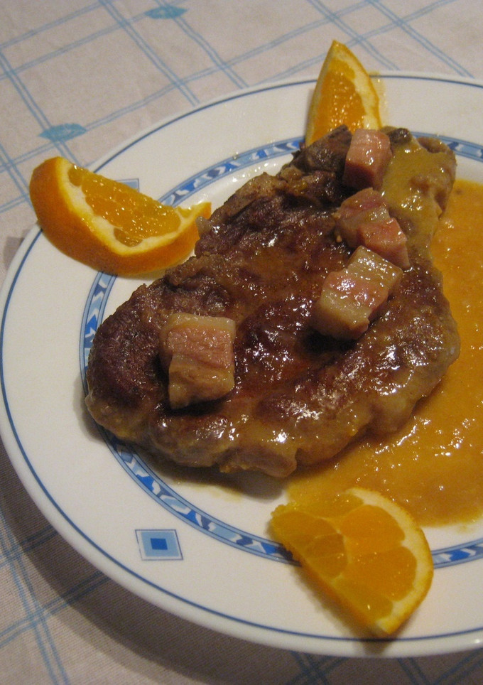 Una foto de Chuletas de cerdo a la cerveza y naranjas