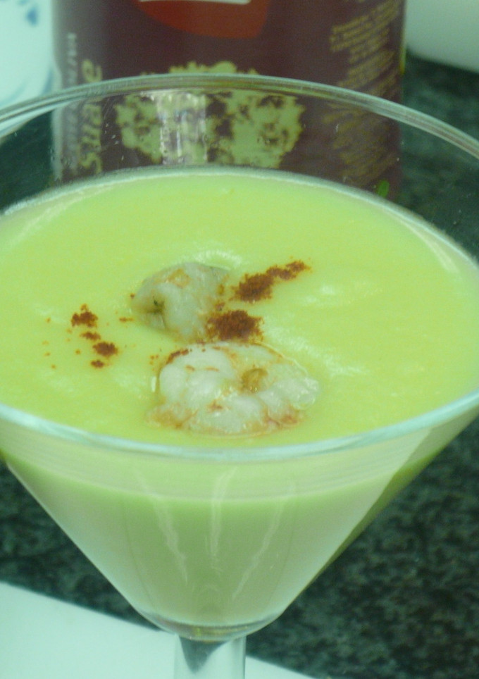 Una foto de Entrante de crema de puerros con gambitas