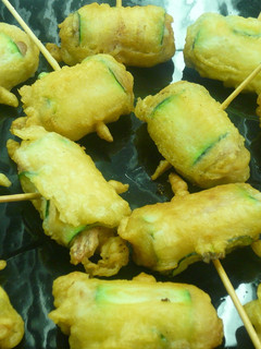 Una foto de Pincho de langostino, calabacín y bacon en tempura
