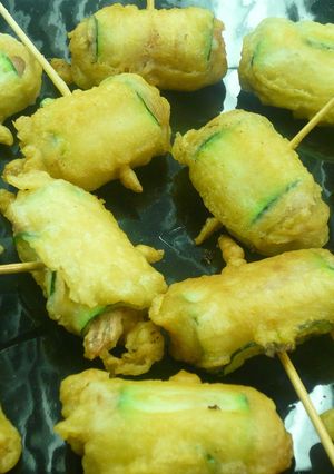 Una foto de Pincho de langostino, calabacín y bacon en tempura
