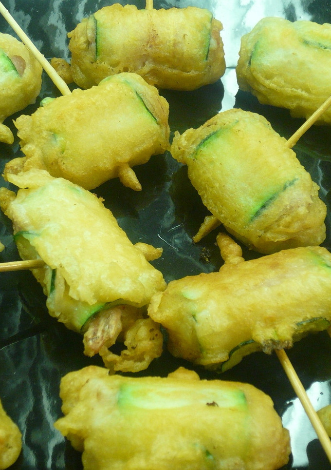Una foto de Pincho de langostino, calabacín y bacon en tempura
