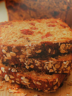 Una foto de Plum cake de avena y cerezas