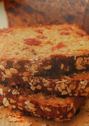 Una foto de Plum cake de avena y cerezas