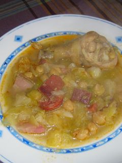 Una foto de Guiso de garbanzos con pollo y berza