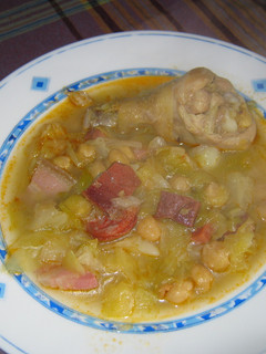 Una foto de Guiso de garbanzos con pollo y berza