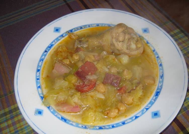 Guiso de garbanzos con pollo y berza