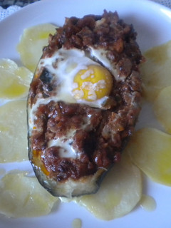 Una foto de Berenjenas rellenas con pisto y huevo al horno