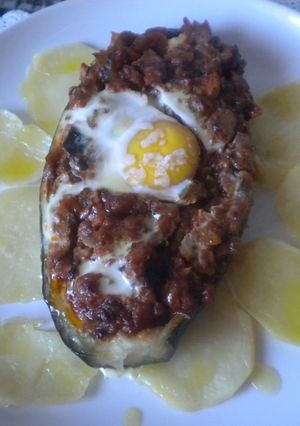 Una foto de Berenjenas rellenas con pisto y huevo al horno