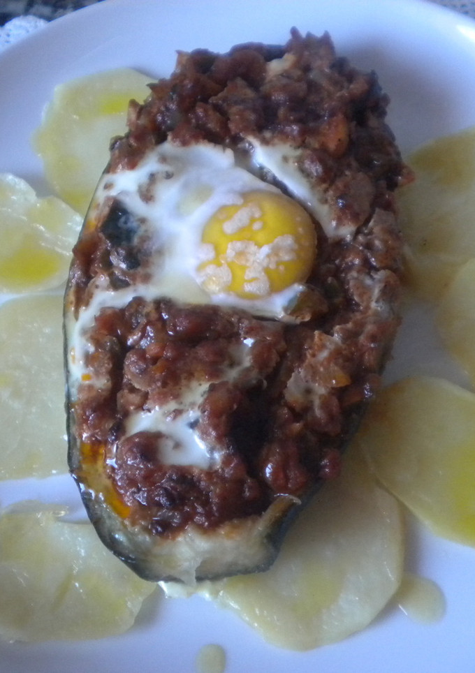 Una foto de Berenjenas rellenas con pisto y huevo al horno