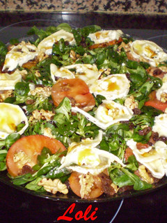 Una foto de Ensalada Canónigos con queso rulo de cabra y miel
