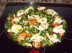 Una foto de Ensalada Canónigos con queso rulo de cabra y miel