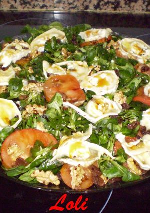 Una foto de Ensalada Canónigos con queso rulo de cabra y miel