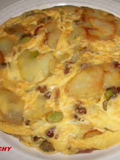 Una foto de Tortilla de habitas tiernas con patatas y cebolla morada